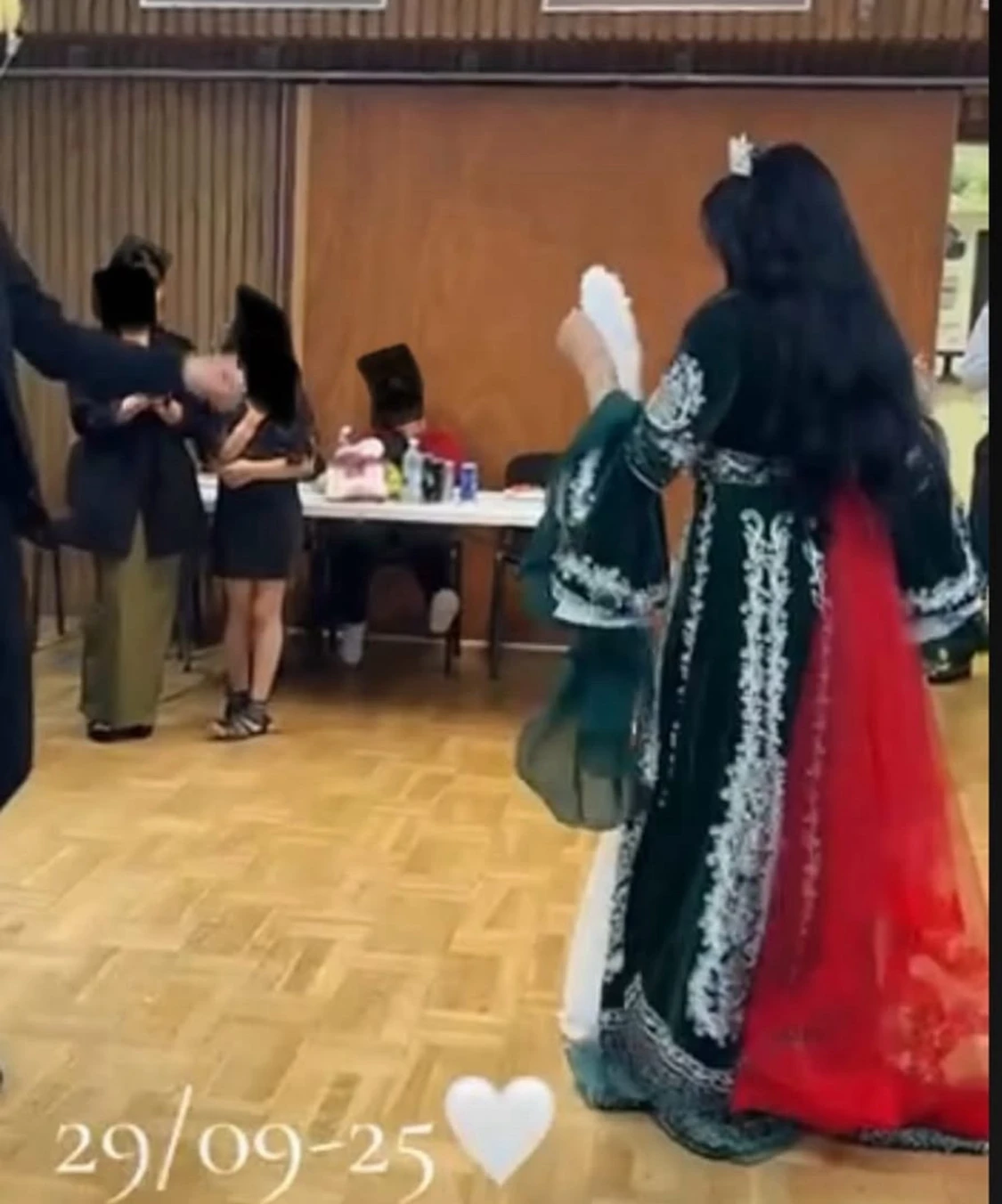 Två Positano klänningar med brodyr - 2