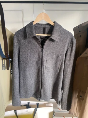 J.Lindeberg Julius  - Tja! Säljer denna riktigt stiliga Julius Overshirten för endast 1300kr. Priset går att diskutera vid snabb affär | Nypris - 3500kr | Skick - Oanvänd 10/10 | Storlek - S | Medföljer - Og Tags | Meterial Cashmere & Flanell | Tveka inte att höra av dig vid minsta lilla fundering!  