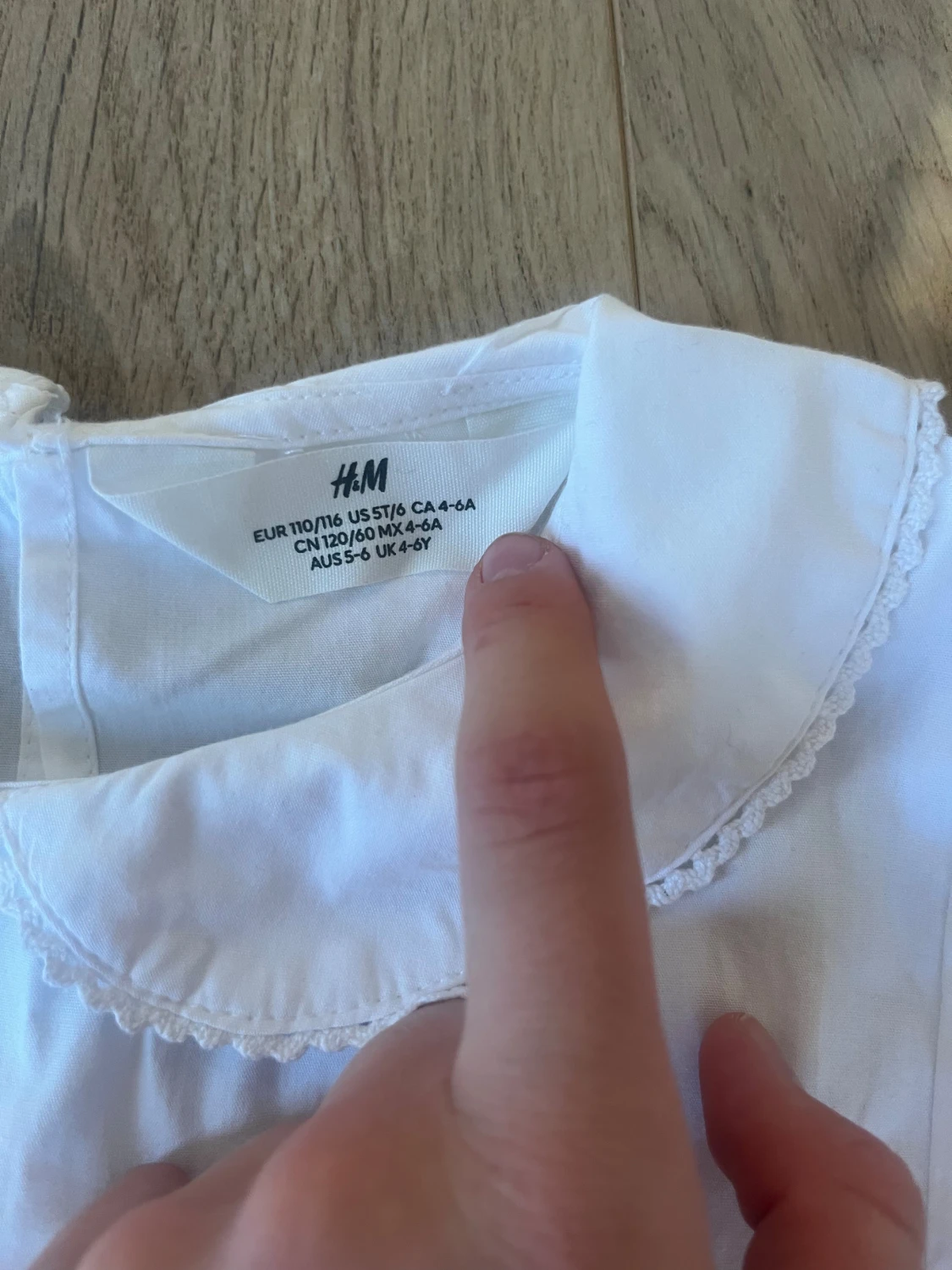 Vitt lucia linne med spetskrage H&M strl 110/116 - 3