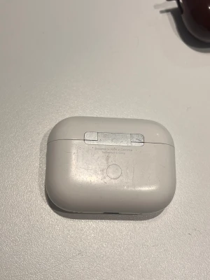 AirPods Pro - Säljer mina Apple AirPods Pro, Skick: synligt slitage och repor på etuiet, hörlurarna funkar perfekt och inga fel på dom. Levereras med extra skyddsfodral om man önskar de. 