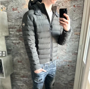 Colmar Jacka - Mycket fint skick, inga defekter. Storlek 50/M passar dig som är mellan 180-185cm ungefär. Nypris ca 3000kr. Modellen är 185 cm, 79 kg. Självklart äkta - Kolla bara recensionerna! Grå/grön färg. Passar bra nu till vintern. Skriv för mer information!🤝