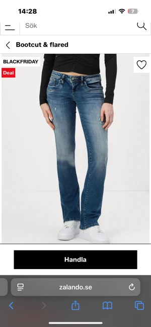 LTB valerie Blå bootcut jeans med slitningar - Snygga blå jeans med bootcut passform och lätt slitna detaljer framtill. Jeansen har klassisk femficksdesign, låg midja och är tillverkade i mjukt denim-material. Perfekta för dig som gillar en avslappnad och trendig look.