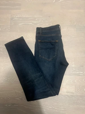 Tiger of sweden jeans - Ett par feta tiger of sweden jeans   📏 Storlek-W27 L32 👖/👕passform- sitter bra slim jeans 🧼 skick- Jättebra använda kanske 4 gånger 