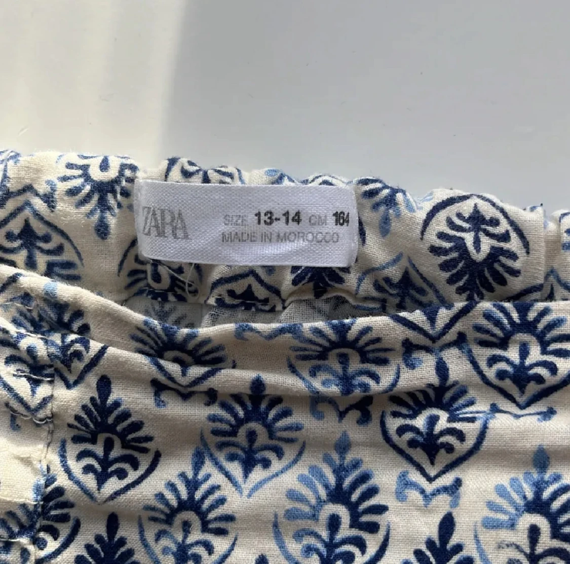 Vit och blå mönstrad kjol från Zara - 2