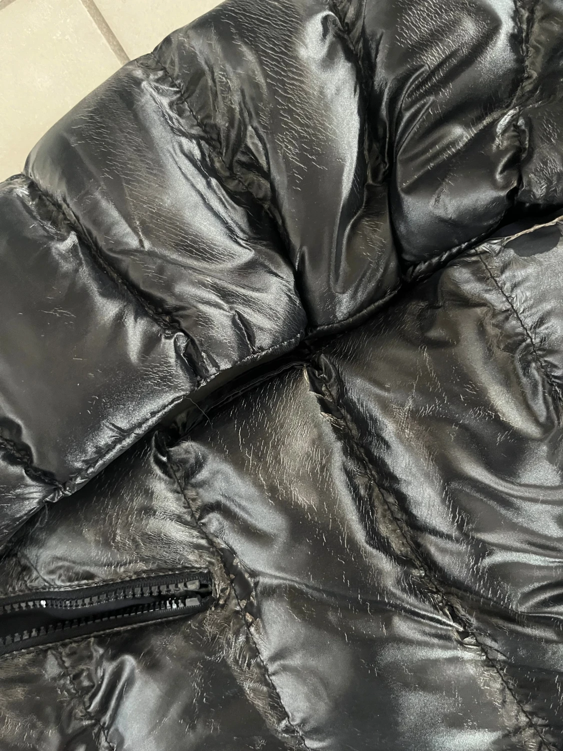 Svart Moncler dunjacka med päls - 2