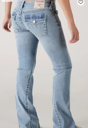 Bootcut jeans från True Religion - Snygga ljusblå bootcut jeans från True Religion. Jag har storlek 23 men har sytt upp dem till mig som är ca 155. Pris kan diskuteras.