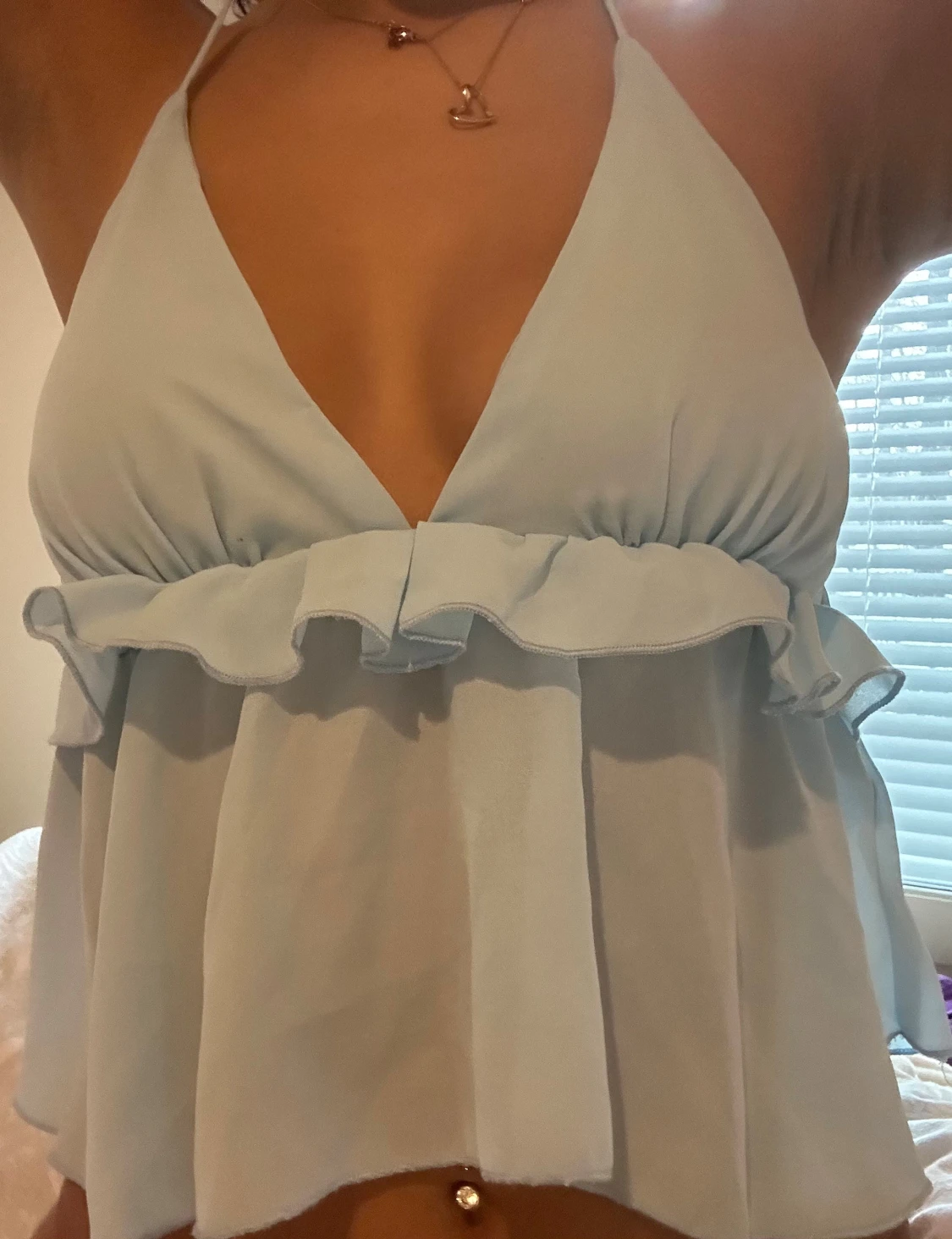 Ljusblå omlott linnetopp med volang