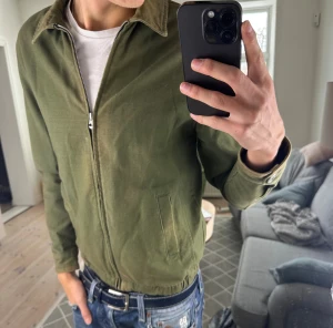 Stickad olivgrön overshirt  - Stilren och skön perfekt nu i vinter med hoodie under! Mått: A:46cm B:40cm C:40cm D:61cm. Smutsig annars bra skick! Skriv vid fundering 😇