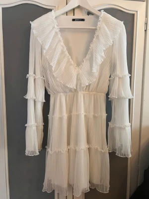 Vit volangklänning från Gina Tricot - Supersöt vit klänning som man kan ha till jul eller nästa sommar, använt 1 gång bara!! pris kan diskuteras ❤️❤️