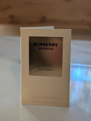 Burberry Goddess Eau de Parfum - Burberry Goddess Eau de Parfum, 1.5 ml, är en unik doft med kraftfulla vaniljtoner och en touch av lavendel. Perfekt för dig som vill sticka ut med en minnesvärd och personlig parfym.