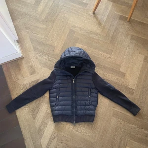 Mörkblå Moncler pufferjacka med huva - Säljer en väldigt fin moncler cardigan som passar perfekt nu inför kallare väder❄️⛄️❄️❄️⛄️⛄️ skriv vid minsta fråga!