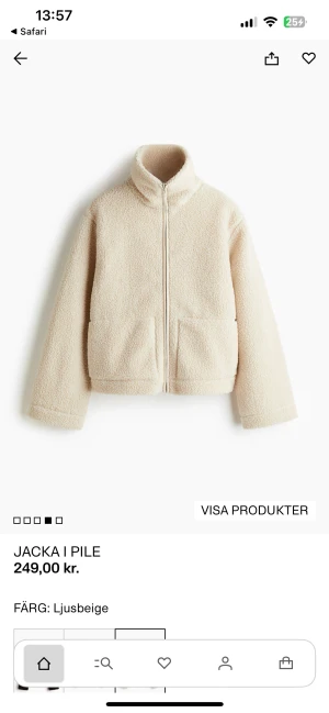 Teddy jacka - Mysig och varm jacka i ljusbeige pile-material, perfekt för kalla dagar! Jackan har en hög krage, smidig dragkedja och praktiska fickor framtill. Snygg och bekväm💞 Hör av dig vid intresse!💞