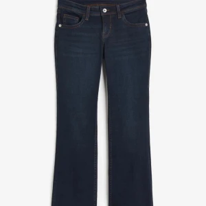 Mörkblå bootcut jeans - Säljer ett par snygga mörkblå bootcut jeans i mycket bra skick. De har en klassisk femficksdesign med snyggt broderi på bakfickorna. Perfekta för både vardag och fest! 🕺