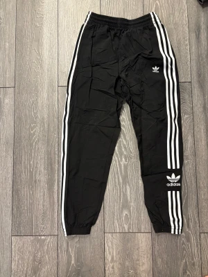 Adidasbyxor  - Adidasbyxor andvända fåtal gånger. 