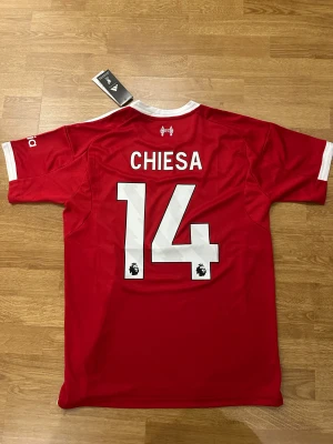 Liverpool hemmatröja Chiesa 14 - Liverpool FC hemmaställ för säsongen 25/26, tröjan kommer med trycket 14 Chiesa på ryggen. Tröjan är helt ny och håller högsta kavlitet. Helt ny!! Storlek M