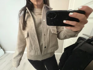 Begie jacka - Säljer denna begiga jackan från Zara,typ aldrig använt, den är oxå för liten för mig💗(inga skador) pris kan snacks!