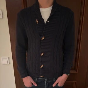 Ted Baker kofta - Otroligt fet cardigan / kofta med sköna knappar ifrån Ted Baker!                                                         Pris kan diskuteras!