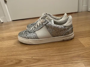 Valentino fly crew  - Säljer nu mina älskade valentino fly i färg silver. Jag har andvänt dom endast 2-3 gånger, endast en spik saknas och lite svart på insidan vid sulan som man ser vid bilden annars finns de inga som helst defekter! Pris är diskuter bart våga skicka pris förfrågan!💗