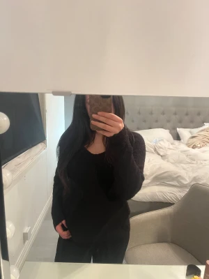 Svart stickad v-ringad tröja Pieces - Mysig svart stickad tröja från Pieces med v-ringad