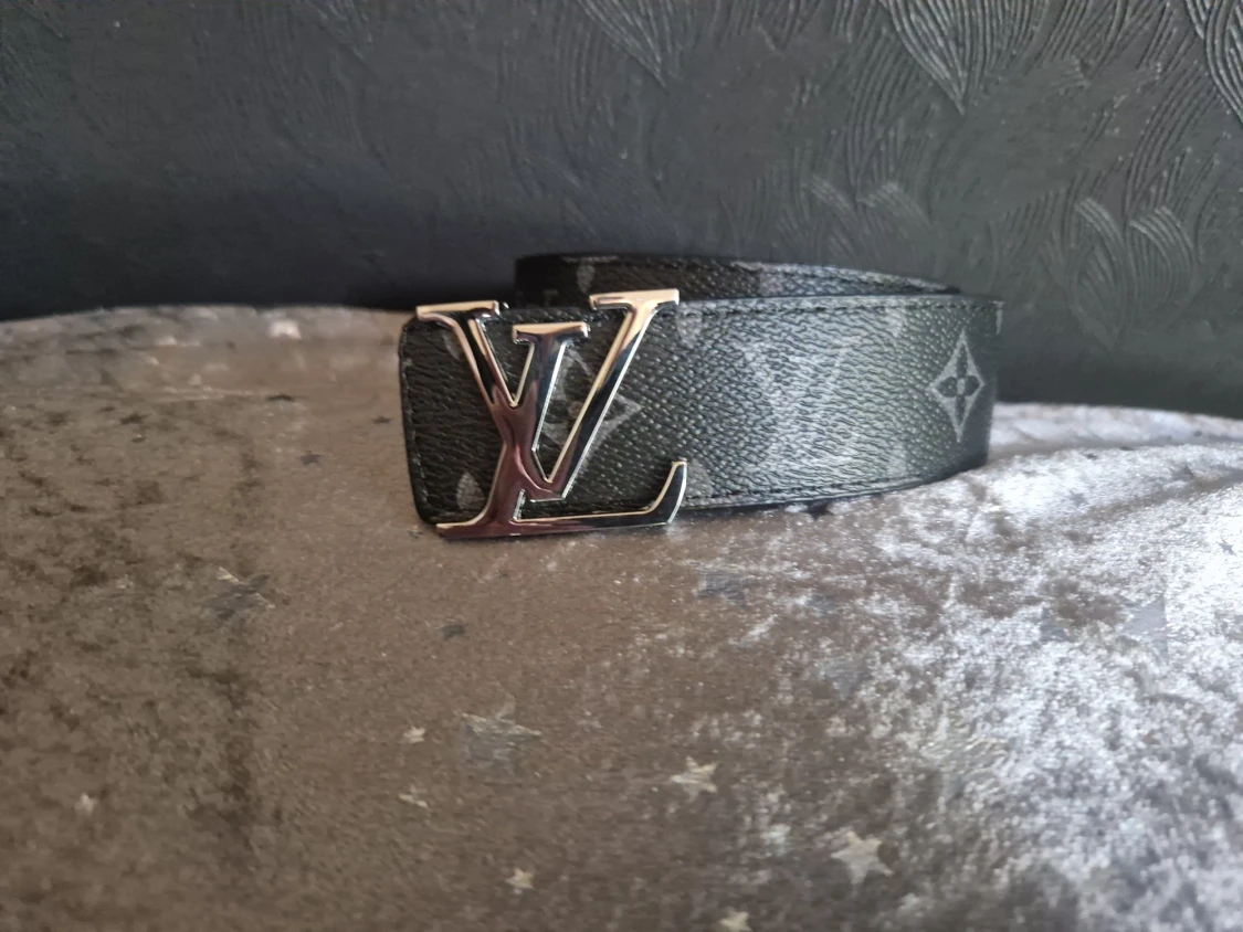 Svart Louis Vuitton bälte med guldspänne