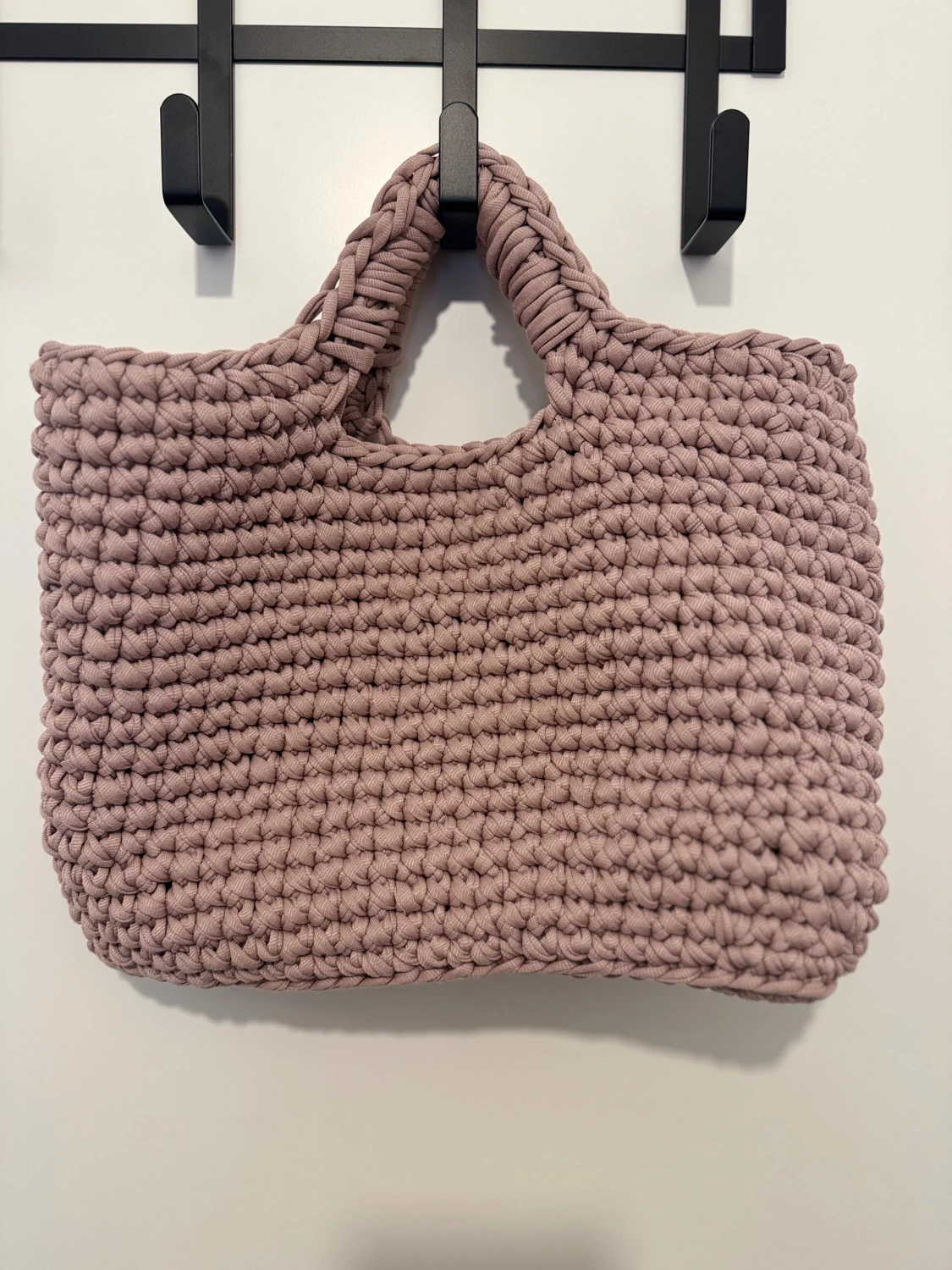 Stickad rosa axelväska med flätat handtag - 4