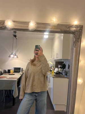 Beige stickad tröja - Mysig, oversize stickad tröja från mango. 