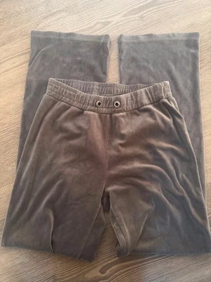 Mjukisbyxor  - Mysiga grå mjukisbyxor från Gina Tricot i mjukt fleecematerial. Byxorna har resår i midjan med metallöljetter för eventuell snörning och raka ben. Inga fickor. Saknar snöre.