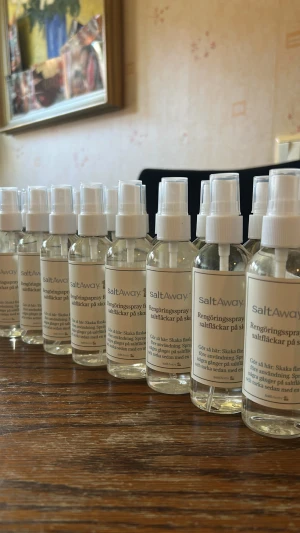 1 Rengöringsspray för saltfläckar på skor - Vi säljer en rengöringsspray för saltfläckar på skor som man får under vintern när vägarna saltas! VID KÖP AV 1!!!