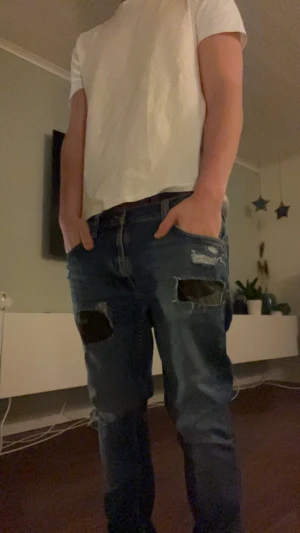 Blå jeans med camo-detaljer, W30 L30 - Säljer ett par feta slim Nudie Jeans med kamouflage fläckar. Jeans har legat ett tag och inte blivit använda, vid andra frågor är det bara att skriva