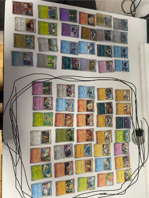 Pokémonkort samling - Stor samling Pokémonkort med färgstarka och coola motiv från olika generationer. Perfekt för dig som vill börja samla, byta eller spela med vänner! Här finns både klassiska och nyare Pokémon, samt tränarkort. Ett måste för alla Pokémonfans och samlare!