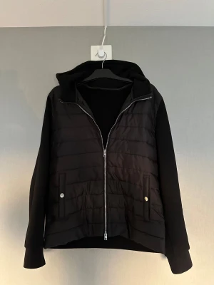 Cardigan  - Säljer denna svarta cardigan jackan. Jackan är i storlek M och skicket är bra! Hör av dig vid minsta lilla fundering 💭✨