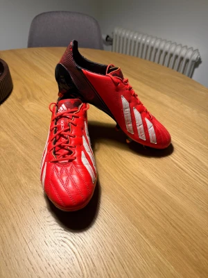 Adidas Adizero F50 Leather SG - Säljer ett par Adidas Adizero F50 Leather SG. Verktyg till dobbar finns. Skopåse och låda har försvunnit under årens gång. Skorna är använda 1-2 gånger när de köptes in och har sedan stått som prydnad, med andra ord så är skor och dobbar i väldigt bra skick. Storlek på skorna är 42. Ta chansen, dessa skor kom ut 2014 och är inte lätta att få tag i!