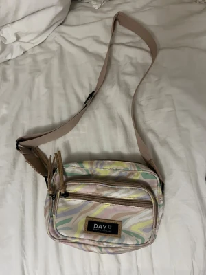 Multi väska - Säljer denna helt oanvända väska från DayEt