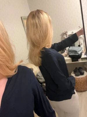 Svart blus med v-ringning - Säljer en mörk blå blus från H&M med v-ringad hals och långa ärmar. Blusen har en avslappnad passform och är gjord i ett lätt, mjukt material som känns skönt mot huden. Perfekt för dig som gillar stilrena och enkla plagg med lite flow. Säljer pga kommer inte till användning 