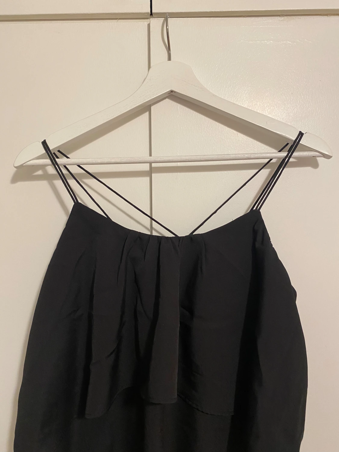 Svart linnetopp med tunna axelband - 1