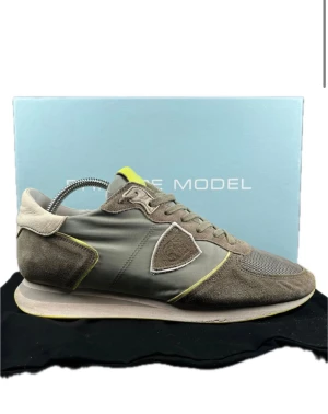 Philippe Model rockrunner - Säljer nu ett par riktigt snygga Philip model rockrunners till dig som söker skor till vintern in hör av dig vid minsta fundering 