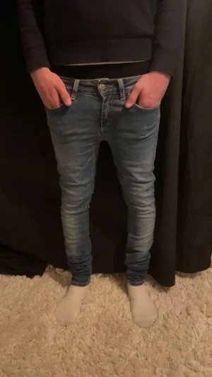 Ljusblåa Dondup jeans - Säljer nu mera mina Dundop jeans. Personen på bilden är 160-165. Skriv vid funderingar.