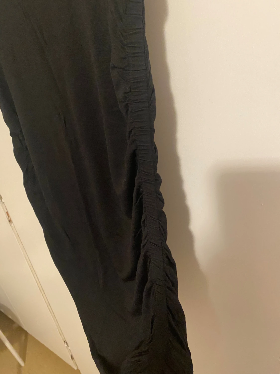 Svart lång blouse med rynkade sidor - 1