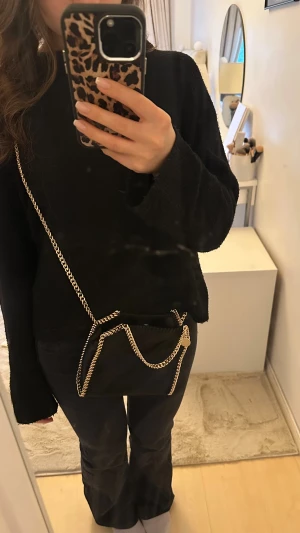 Svart Stella McCartney axelväska - Säljer denna skit snygga väska! Den har aldrig kommit till användning och därav i nyskick☺️