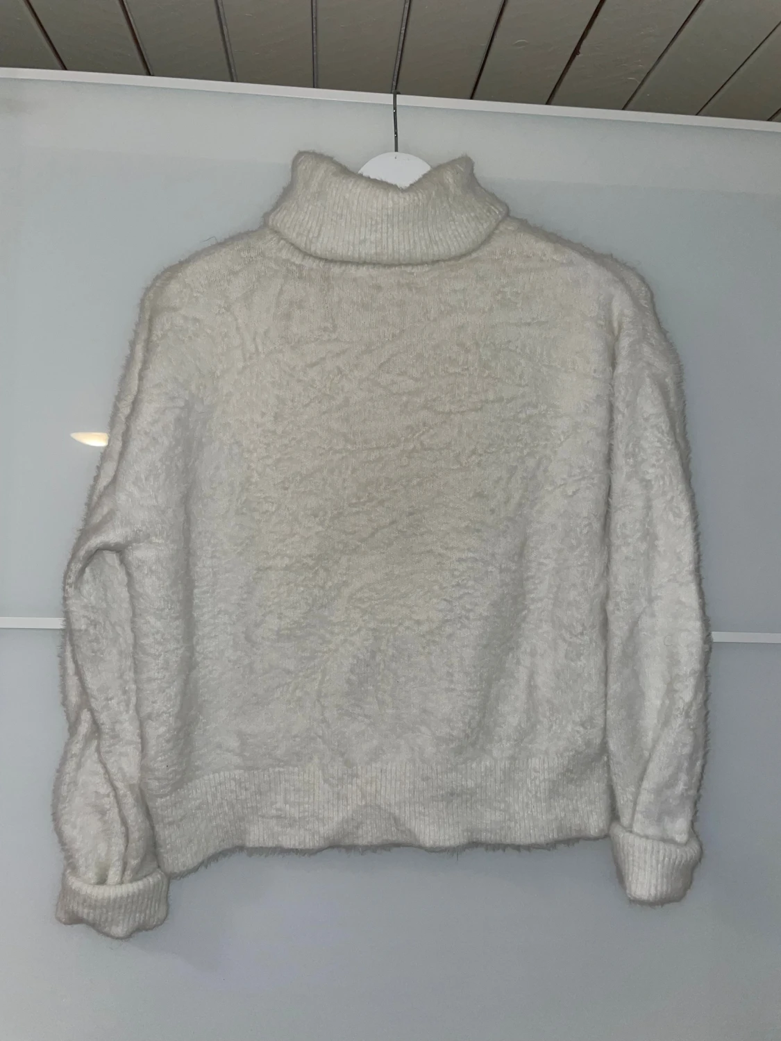 Vit Fluffig Polotröja - 2