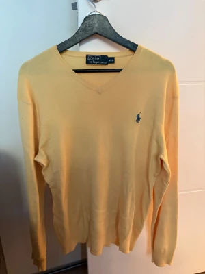 V-ringad tröja  - Säljer en snygg v-ringad Ralph Lauren tröja, skit snygg nu och till våren. Knappt använd, 9/10 skick. Hör av dig om du har några funderingar!