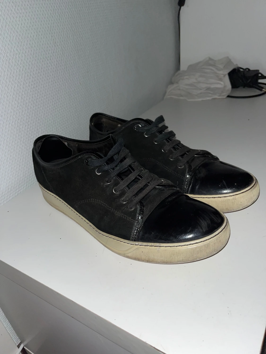 Svarta sneakers från Lanvin med lackad tå