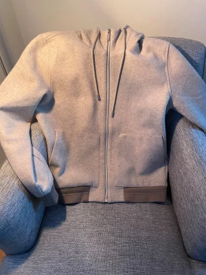 Dan John - hoodiejacket - Säljer nu min hoodiejacket! Och för de som inte vet var de är så är det en hoodie men matrialet i ärmarna är samma som en jacka. Denna tröja är köpt i en mycket lyxig butik i Rom/ Italien, för ungefär 3200kr. Strl M men passar S lite bättre. Denna jacka passar perfekt som hoodie vid vama och även lite kyligare dagar. Tveka inte att höra av dig! Svarar så snabbt jag kan! MVH 🙌✨