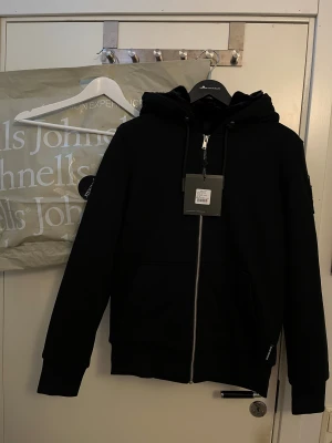 Moose Knuckles Bunny - Säljer denna helt nya moose knuckles bunny i dubbel svart färg⚫️ Den är köpt på Johnells och allting i bilden medföljer vid köp, nypris 4700kr✅ Den är storlek Xs men passar S. Vid fler frågor och funderingar så är det bara att höra av dig🙌