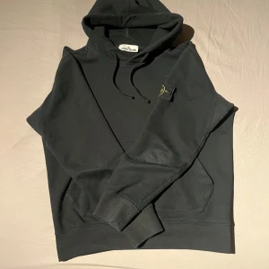 Svart hoodie Stone Island - Storlek M, använd men fint skick, 