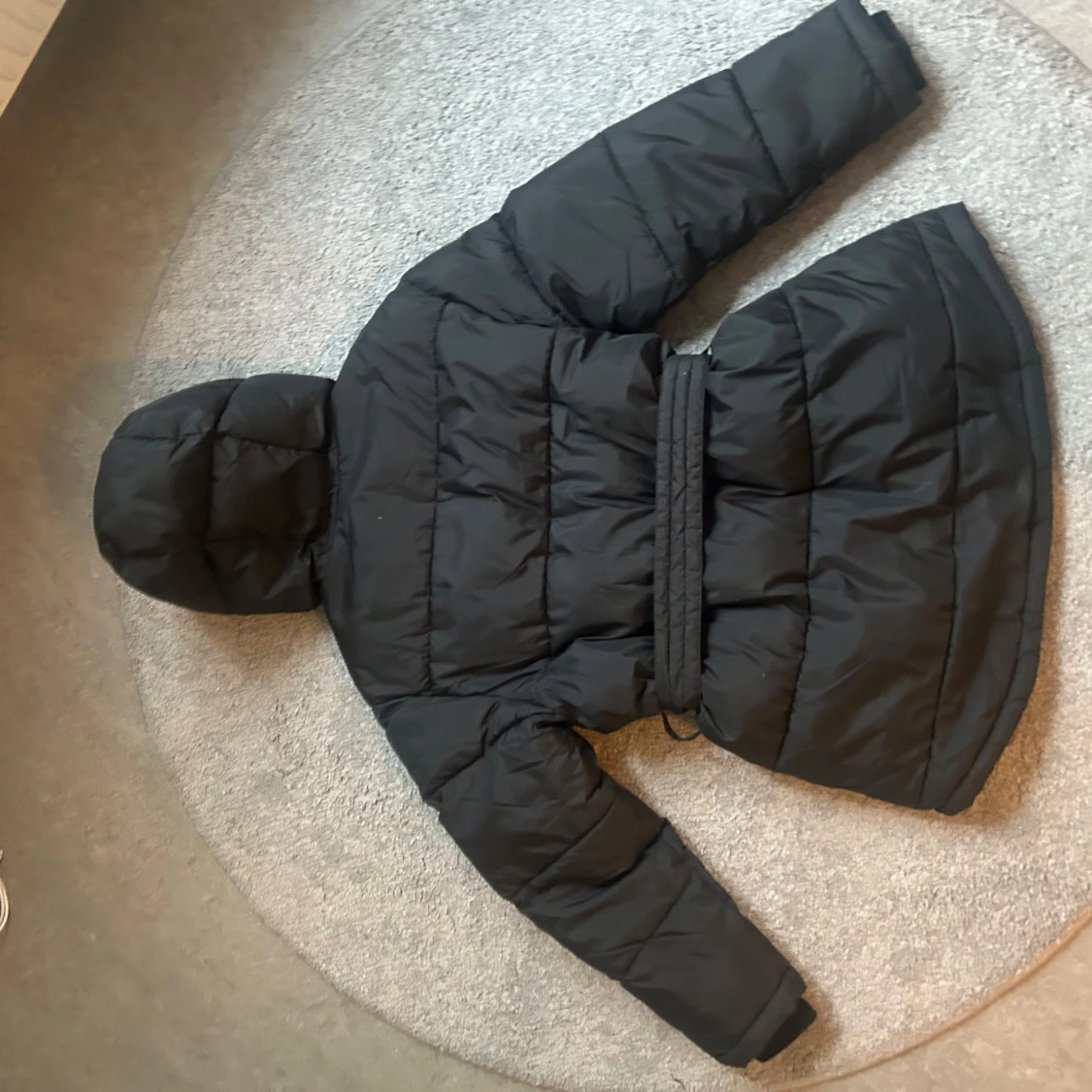 Svart dunjacka med huva - 1