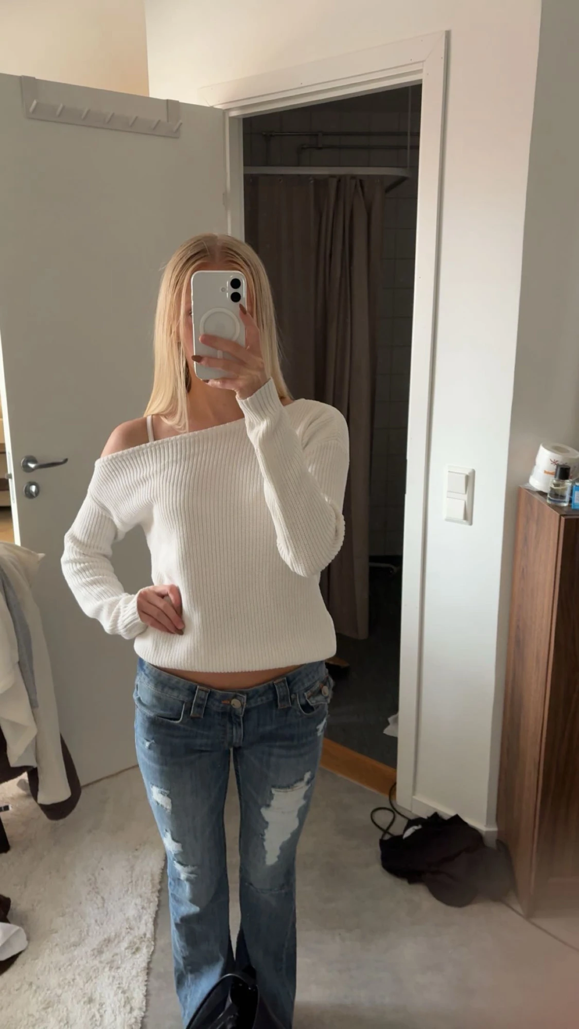 Vit offshoulder stickad tröja
