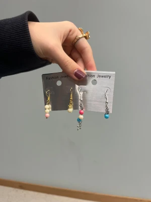 Färgglada örhängen med pärlor - Säljer två st egengjorda örhängen!! Superfina! Made with love❤️❤️❤️❤️ 1 par 6kr eller 2 par 10kr