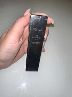 Sensai Lash Volumiser Mascara 38°C - Sensai Lash Volumiser Mascara 38°C i färgen svart. Volymgivande mascara som ger långa och definierade fransar. Kommer i en elegant svart förpackning med guldtext, innehåller 10 ml. Perfekt för dig som vill ha extra volym och intensitet till fransarna.Sensai Lash Volumiser 38°C Volume Sublime mascara i färgen svart. Innehåller 10 ml. 🎁 