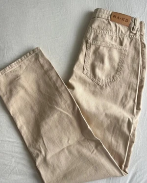 Beige raka jeans från NA-KD, strl 38 - Oanvända .